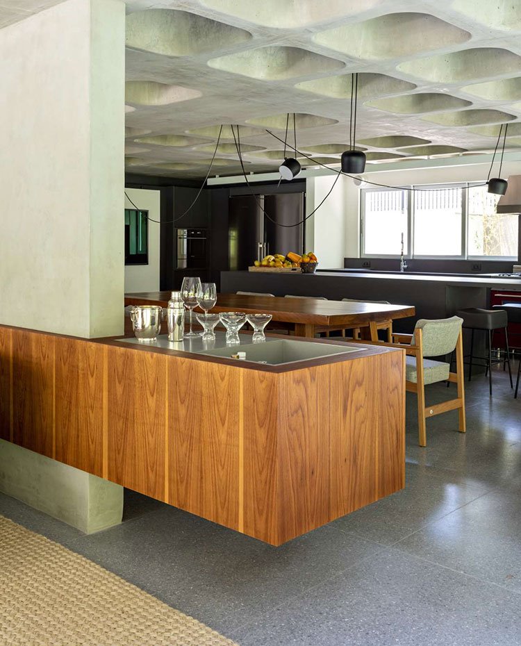 Mueble-suspendido-de-madera-con-zona-de-minibar-en-el-extremo,-columna-de-hormigón