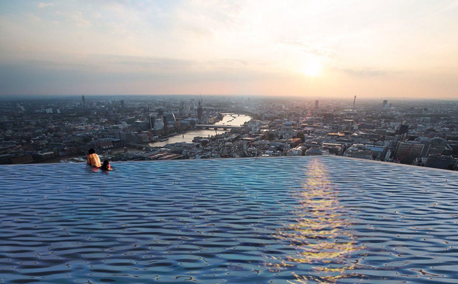 Superficie agua de la piscina infinita con vistas de 360 grados a Londres