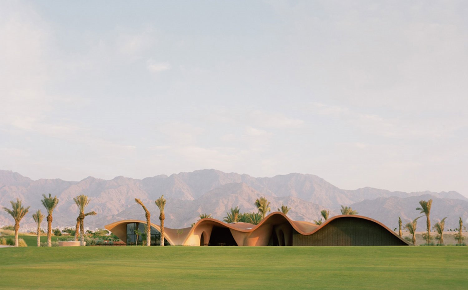 Zona-ajardinada-de-campo-de-golf,-paleras-y-estructura-ondulante