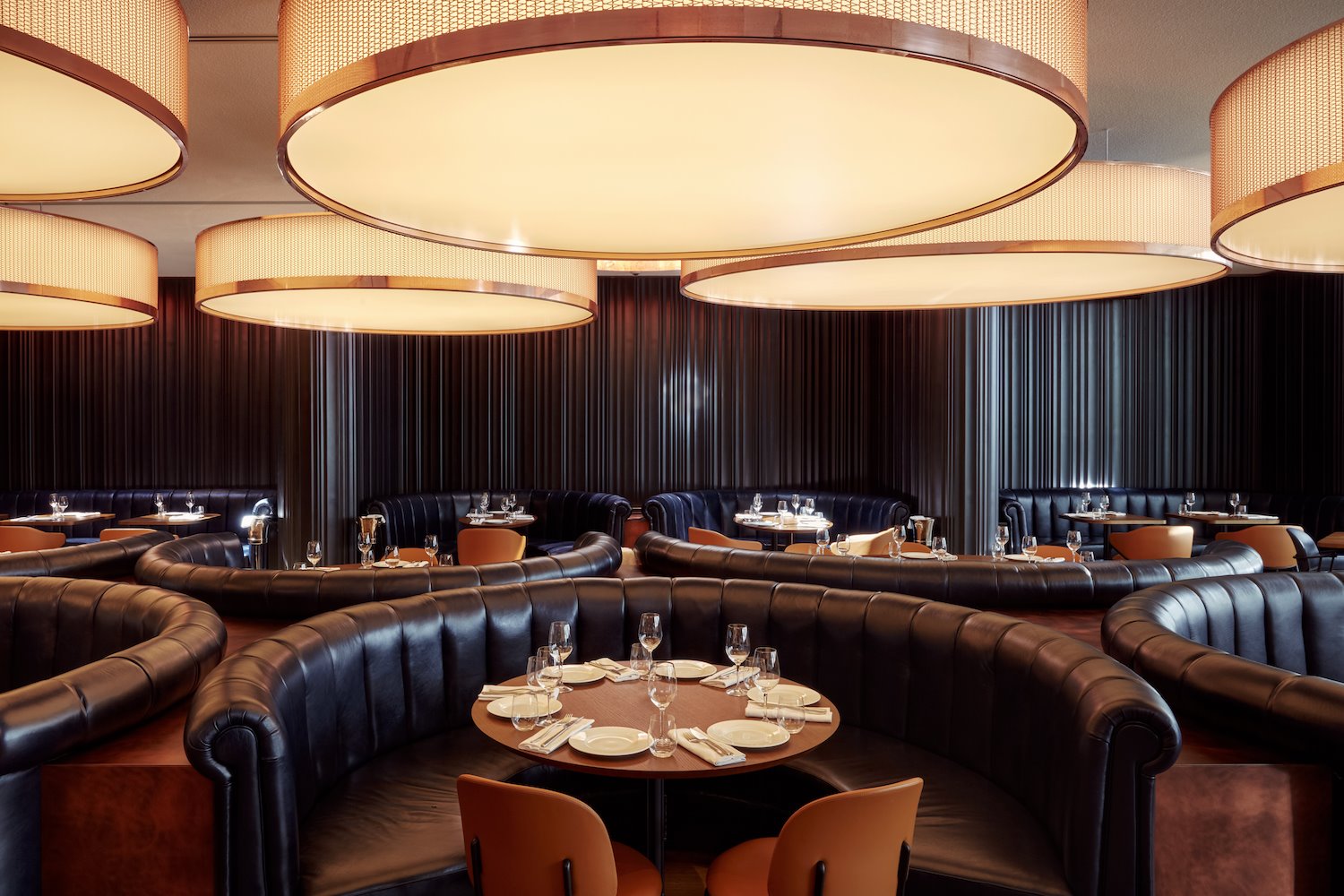Comedor con sofas circulares del Hotel Sir Victor en Barcelona