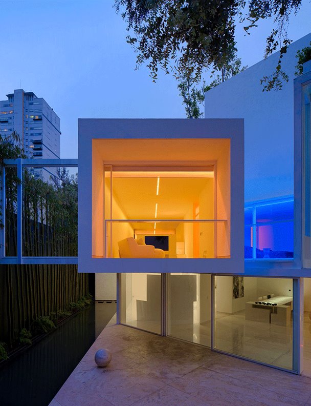Una casa a la que le salen los colores de noche
