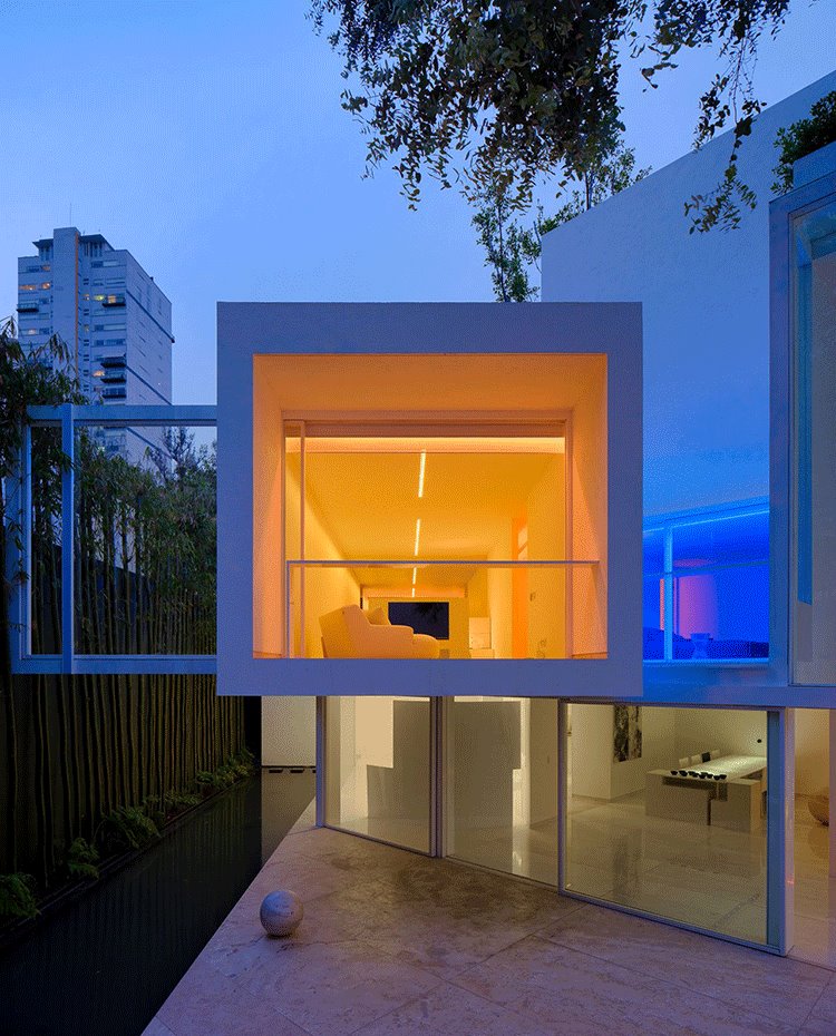 Cubículo-en-primer-piso-en-voladizo-sobre-planta-baja-con-cerramientos-de-cristal,-cerramientos-correderos-hacia-exterior,-color-amarillo