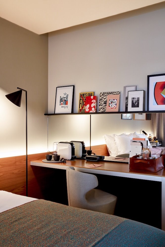 Espacio de lectura de una de las habitaciones del Hotel Sir Victor en Barcelona