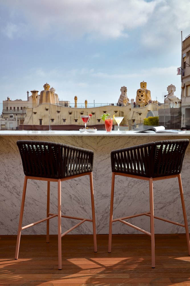 Taburetes en la terraza del Hotel Sir Victor en Barcelona