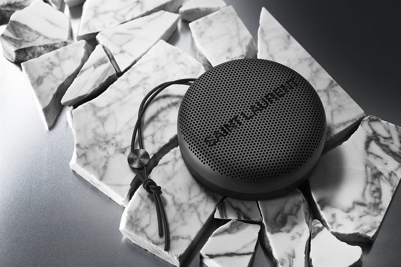 El Beoplay A1 lleva la inscripción Saint Laurent grabada en negro alto brillo en el frontal.