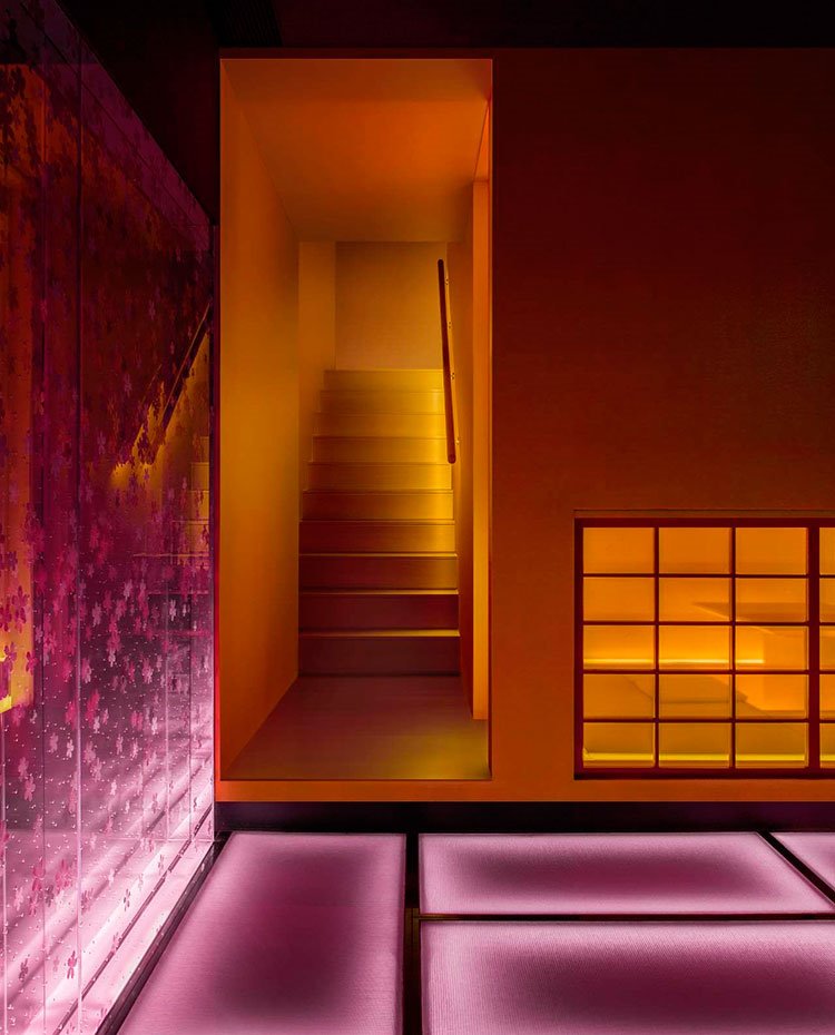 escaleras hacia nivel superior con paredes y suelo en amarillo, ventana de sala privada continua y acceso a ambientación rosa