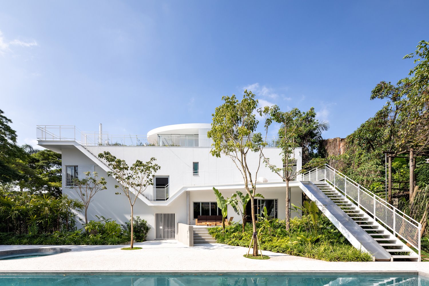 Exterior de la casa con escaleras de color blanco
