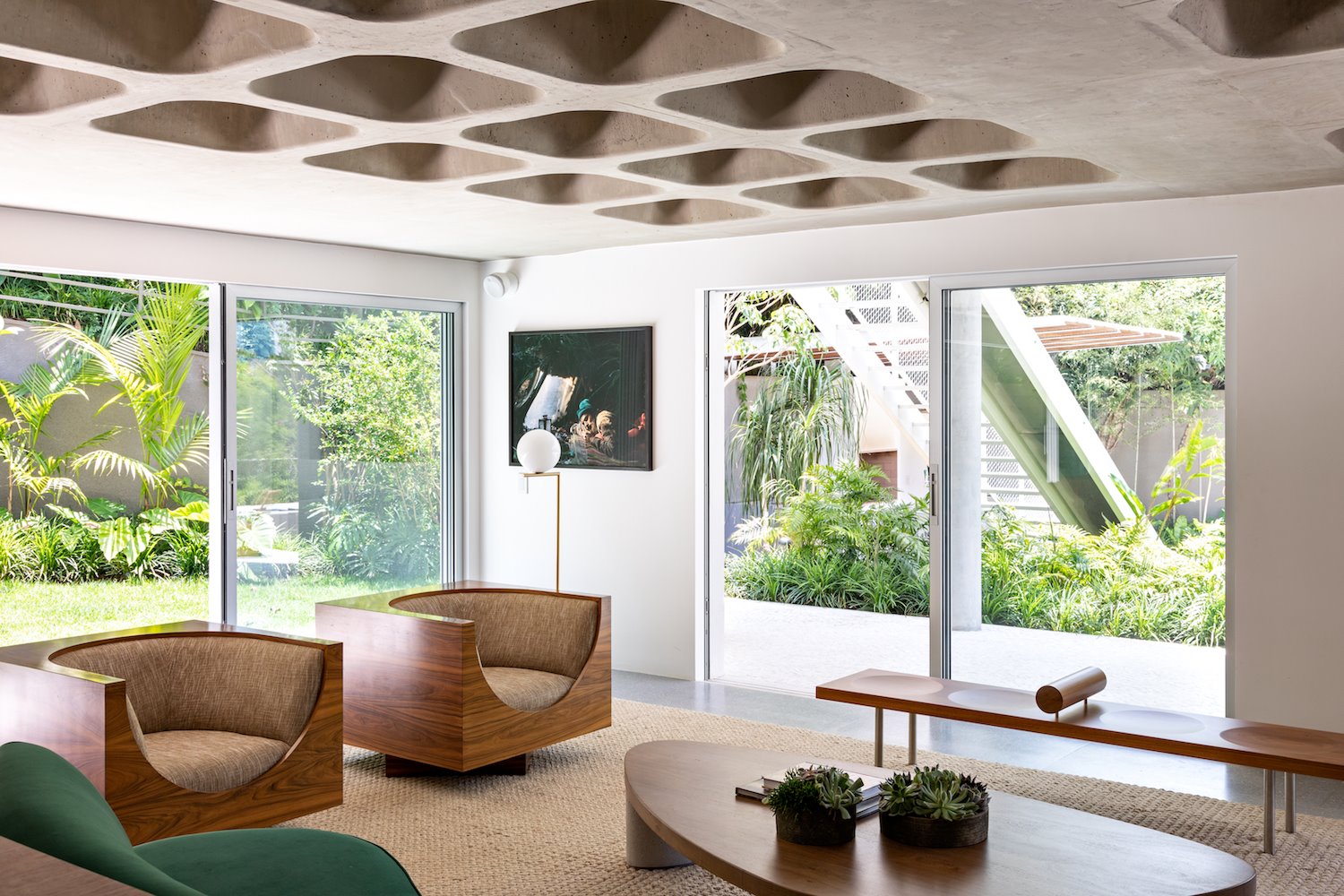 Interior con butacas de madera
