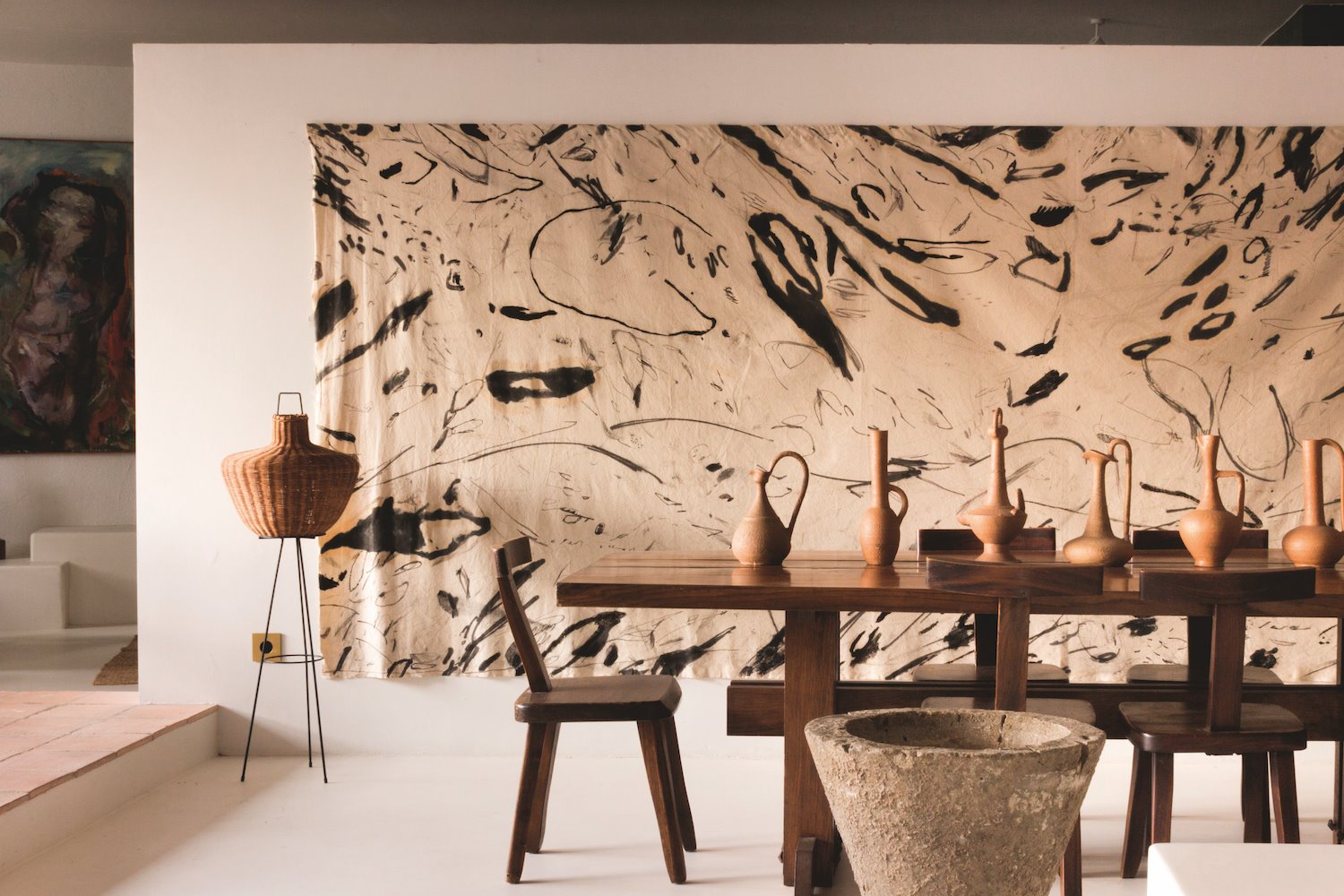 Comedor con sillas de madera y jarrones de barro