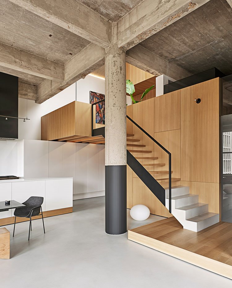 Cubierta de hormigón, columna de hormigón circular con base en negro, tarima de madera con escaleras en mármol y madra, doble nivel, cocina abierta en blanco