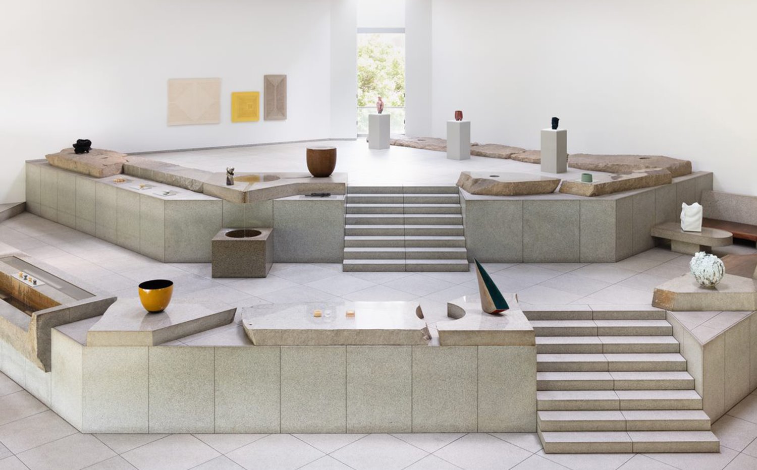 Exposición en el jardín interior de piedra `Heaven´ de Isamu Noguchi, en el centro Sogetsu Kaikan de Tokio.