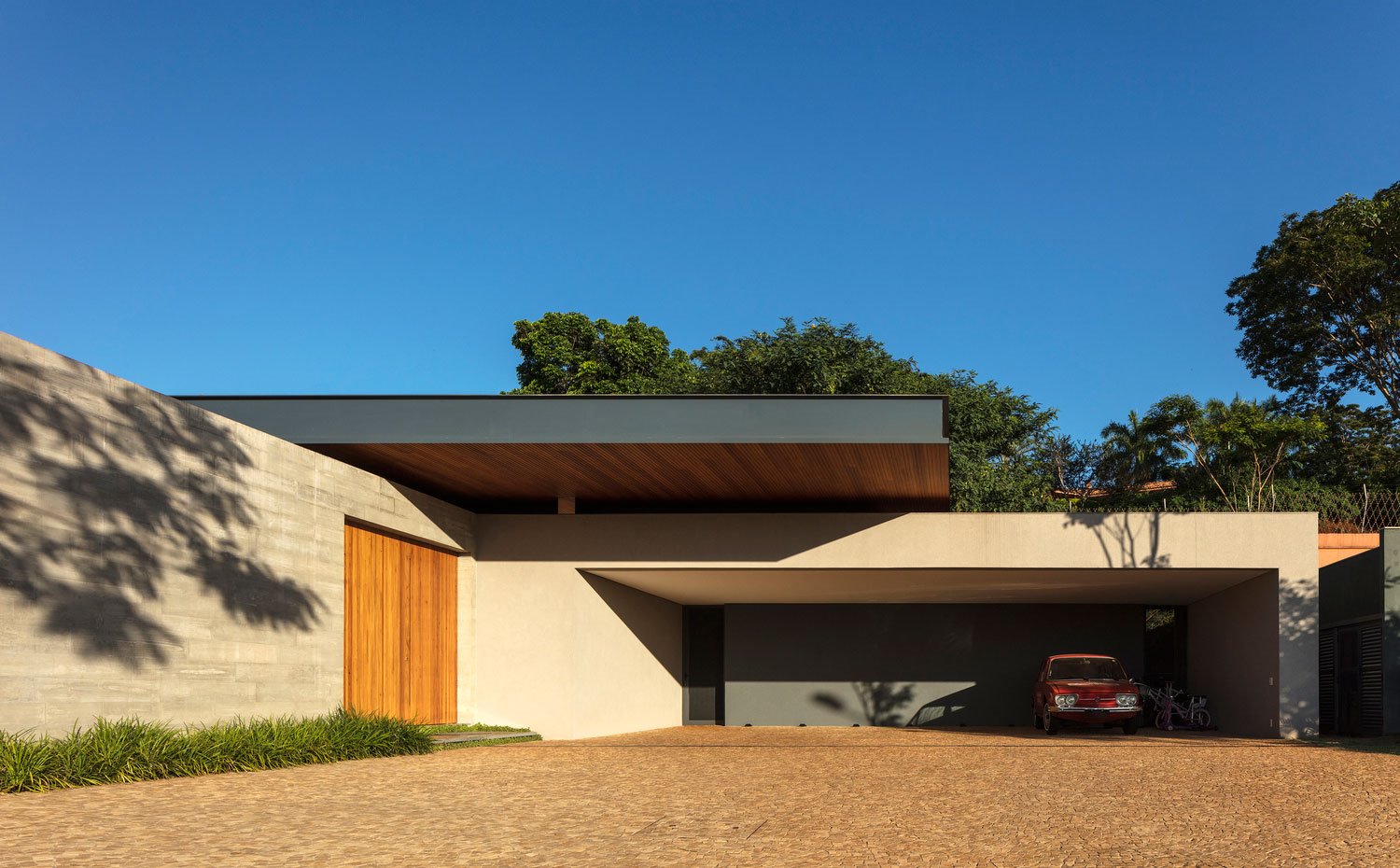 Exterior estructura fachada con cubierta sobresaliente y cobertizo para coches