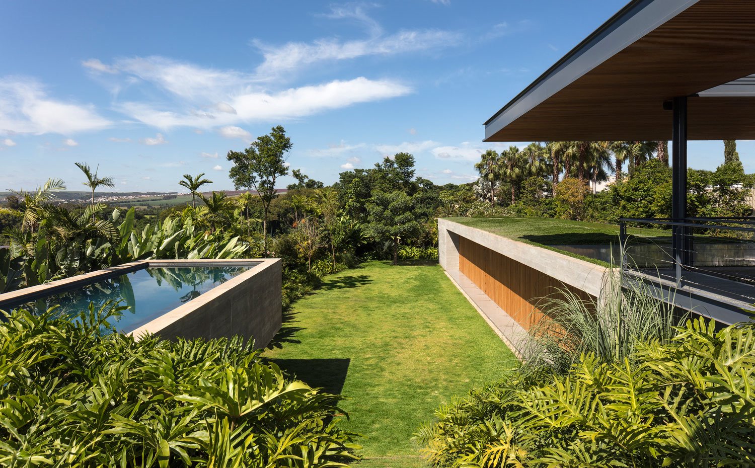 Piscina exterior en voladizo, jardin planta inferior, vegetación exótica, planta con techo en voladizo