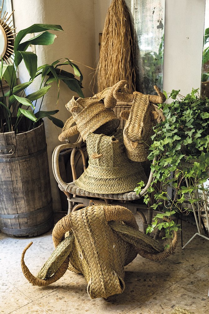 Su intención es recuperar las técnicas artesanales del trabajo con fibras naturales de su Extremadura natal para crear objetos artísticos.