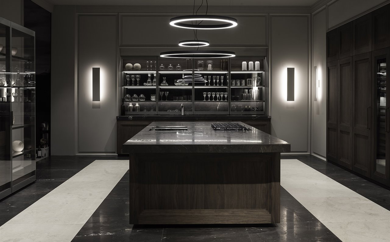 El showroom muestra seis modelos de cocina Doca –Magma Alta, Fuste Eucalipto, Luxury Stone, Tiznar Stamp, New Factory y Step Nogal Matige– junto al vestidor Box
