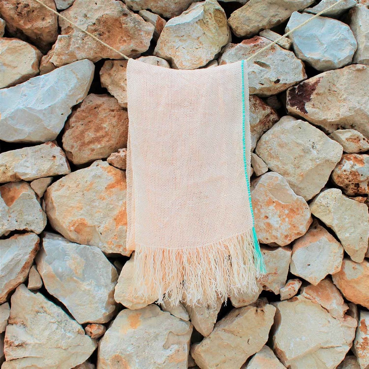 Los colores de estas bufandas están inspirados en los tonos de la Naturaleza. Una gama cromática que conecta con la luz del atardecer, con la textura de una roca o con el paisaje de montaña.
