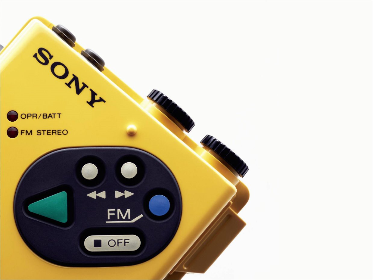 Entre otras cosas, la exhibición expone un Walkman gigante de 2,5 metros de altura. 