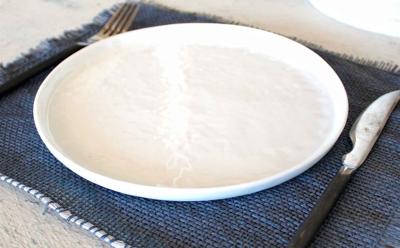 Un individual de tela orgánica ayuda a tener una mesa más natural. Es muy apetecible en verano, cuando las reuniones se desplazan a la terraza y las sobremesas se alargan hasta la madrugada.