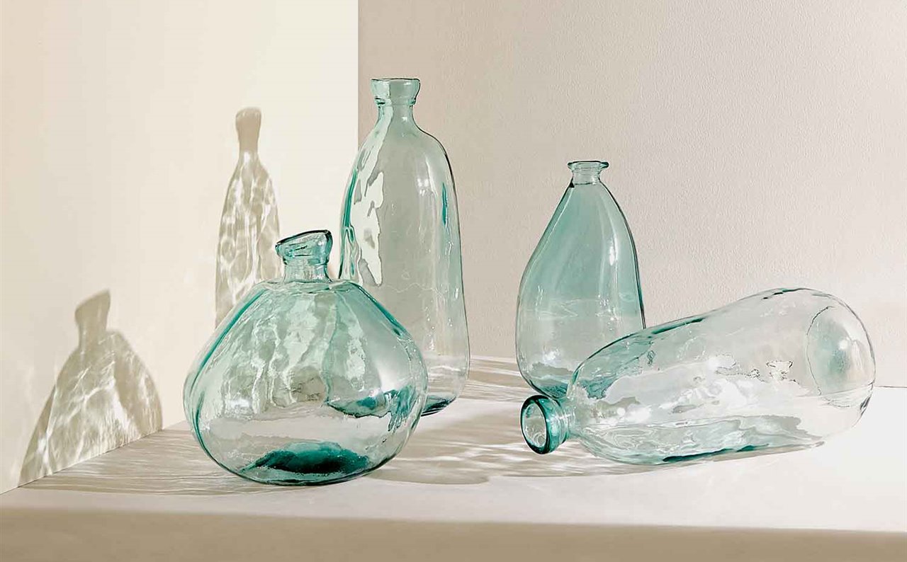 La nueva colección de Zara Home es de vidrio 100% reciclado. Este material produce piezas originales de rabiosa actualidad, que conectan con el movimiento raw, enfocado a recuperar objetos con la "piel natural", deliciosamente imperfectos.