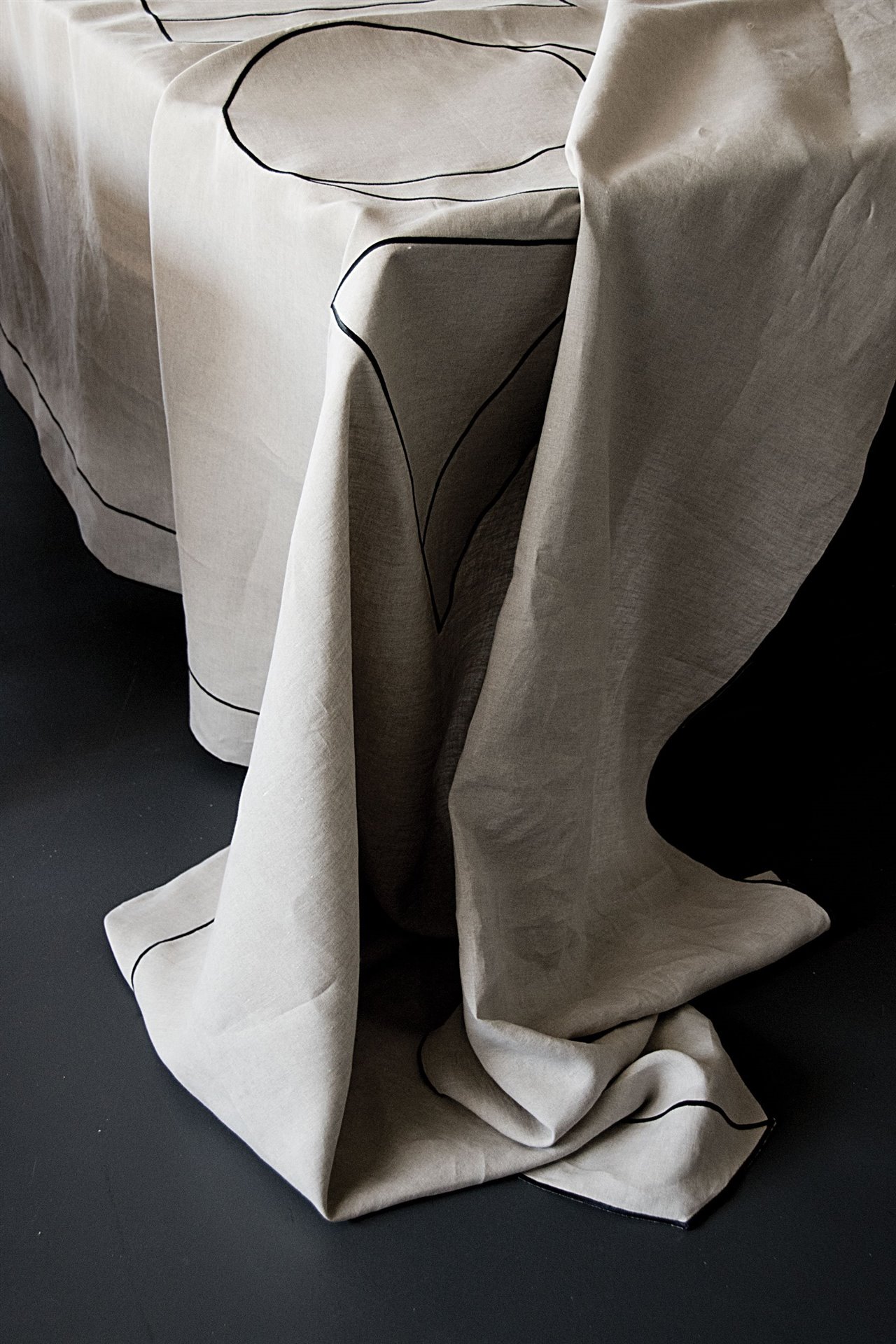 Detalle del mantel creado por Mora para esta exposición en Vitra