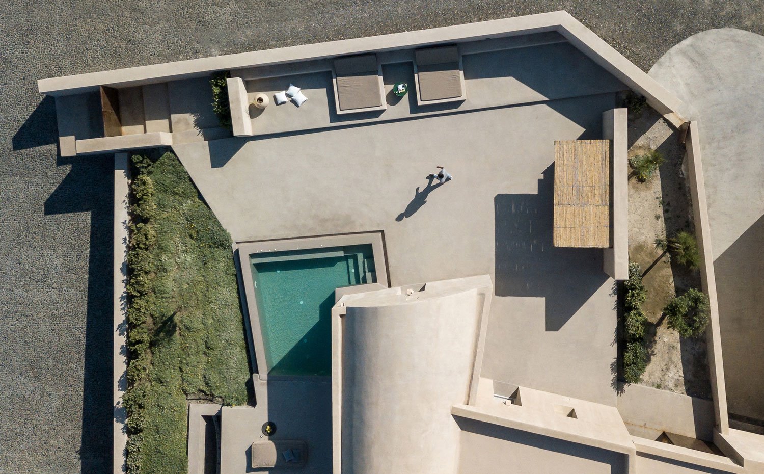 Vista cenital de zona exterior vivienda, suelo y estructura de hormigón, piscina y zona de estar