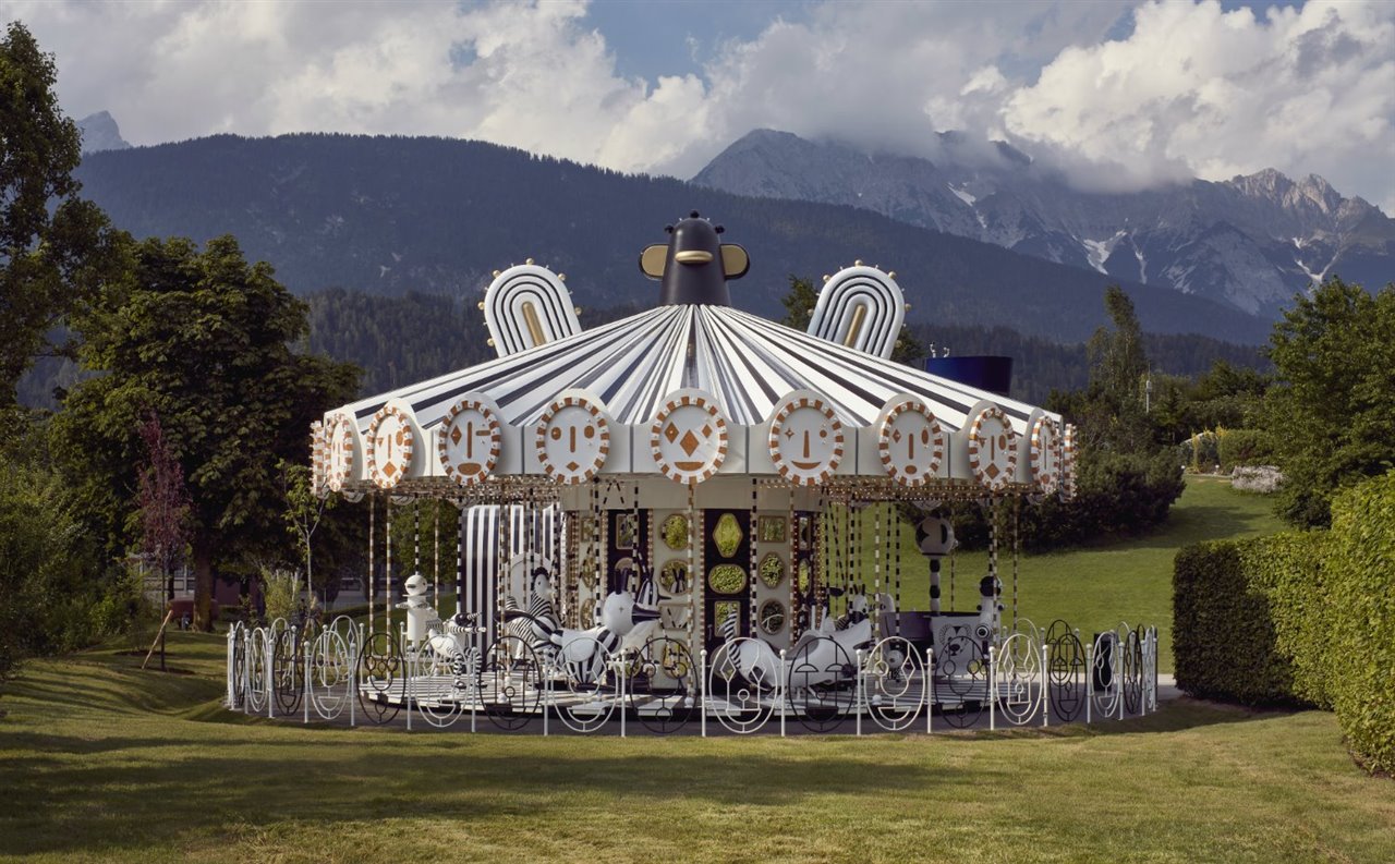 'Carousel' se encuentra en el Swarovski Kristallwelten de Watterns, Austria. 