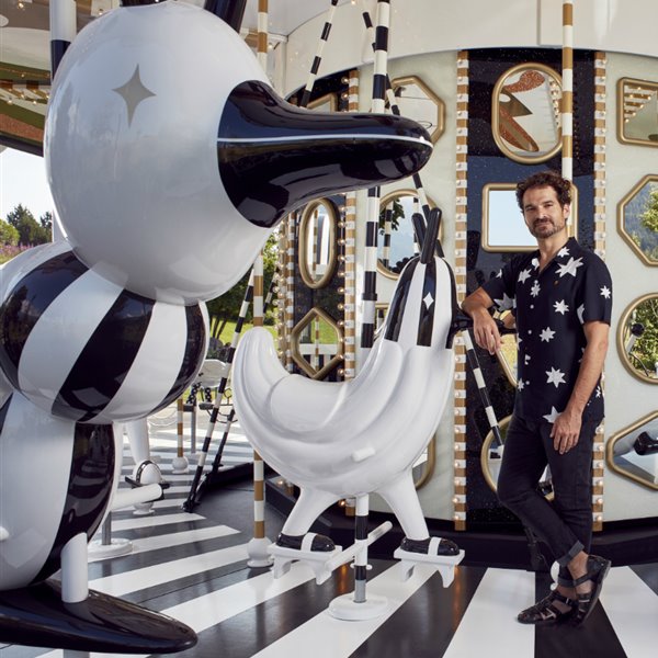 Jaime Hayon posando en Carousel, su instalación junto a Swarovski.