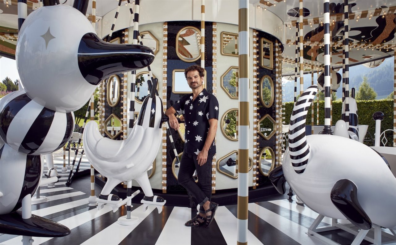 Jaime Hayon posando en 'Carousel', su instalación junto a Swarovski.
