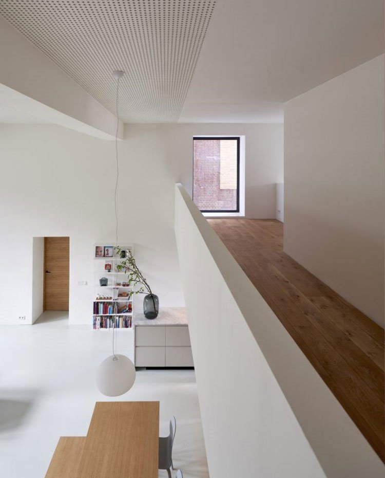Planta superior, balcón a salón y comedor, suelo de madera, ventan vertical, luminaria suspendida a gran altura