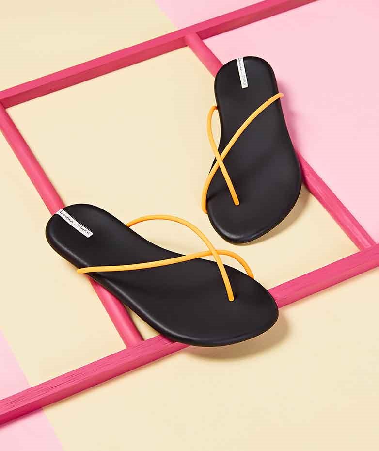 sandalias-de-Philippe-Starck-para-Ipanema en fluor