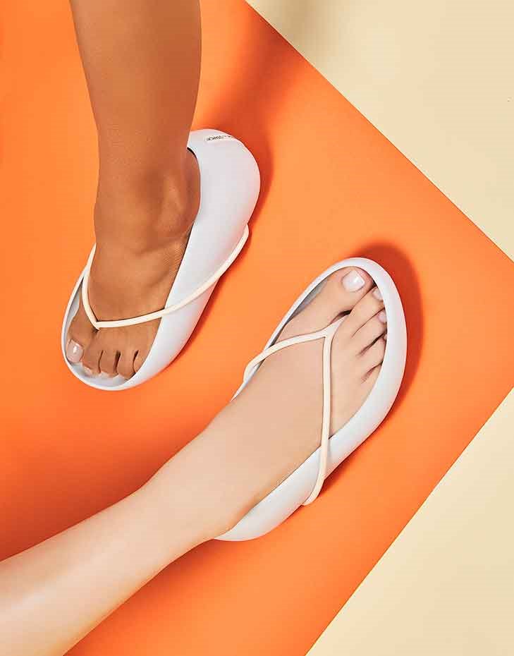 sandalias-Philippe-Starck-para-Ipanema-blanco