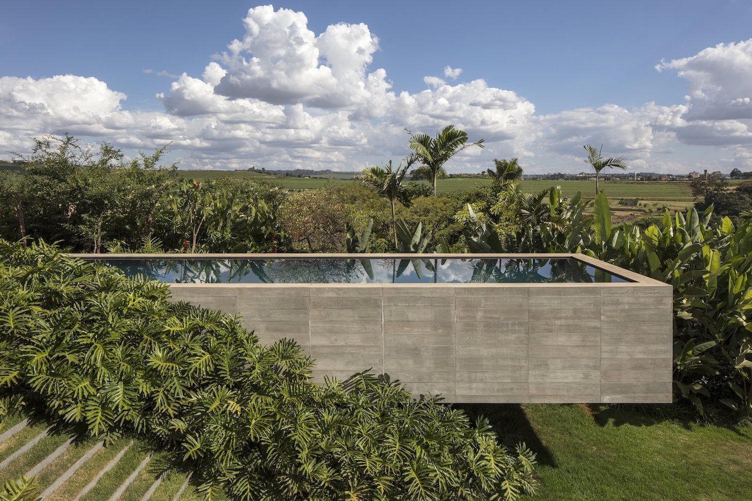 Piscina de hormigon en la selva