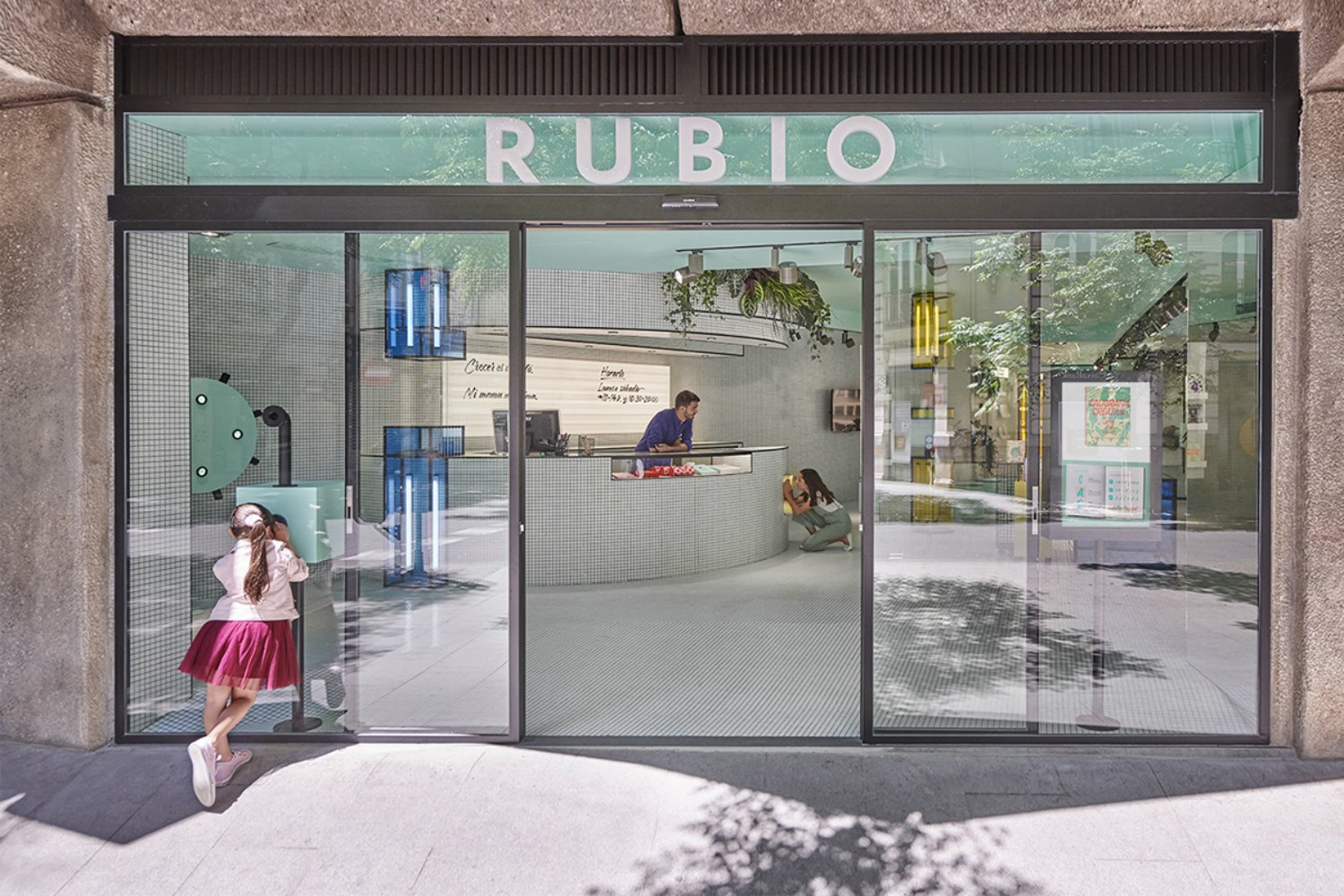 Primera tienda de la editorial Rubio en Valencia, de Masquespacio.