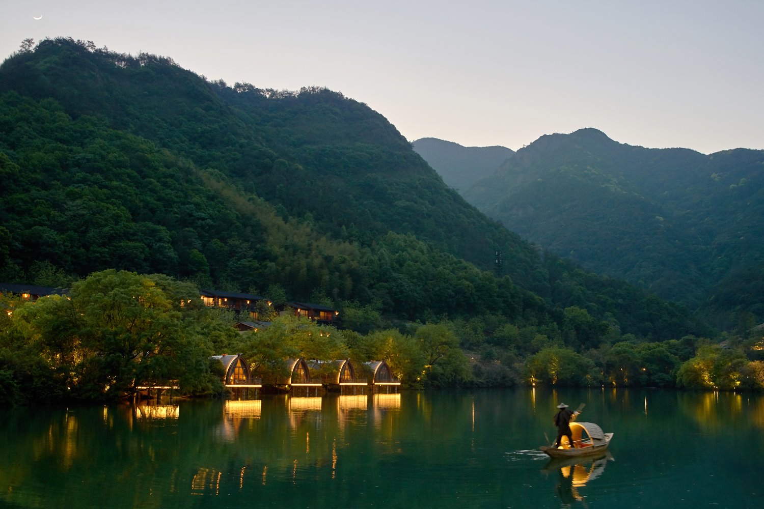 noche cabana flotante rio China