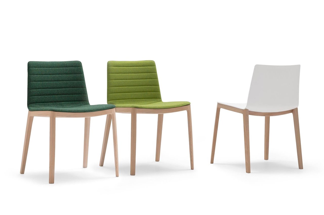 La colección Flex de Piergiorgio Cazzaniga para Andreu World está disponible también con base de madera.