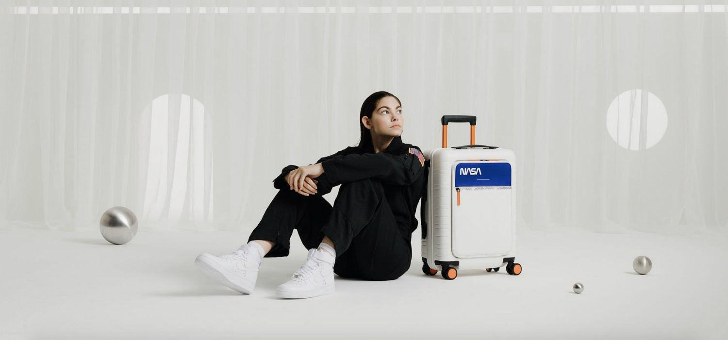 Alyssa Carson junto a la nueva maleta de Horizn Studios inspirada en la NASA.