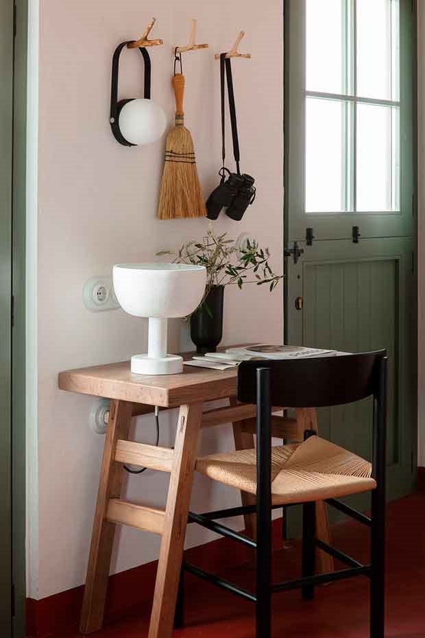 hotel-Menorca-madera-local-escritorio