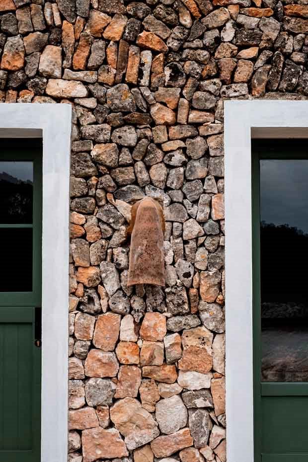 hotel-Menorca-pared-piedra-natural