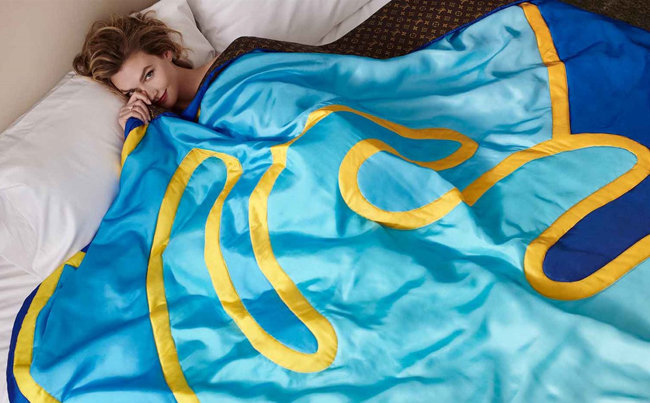 Alex Israel firma los nuevos textiles de Hermes: pañuelos, chales, mantas y un bandeau. 