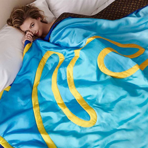 Alex Israel firma los nuevos textiles de Hermes: pañuelos, chales, mantas y un bandeau. 