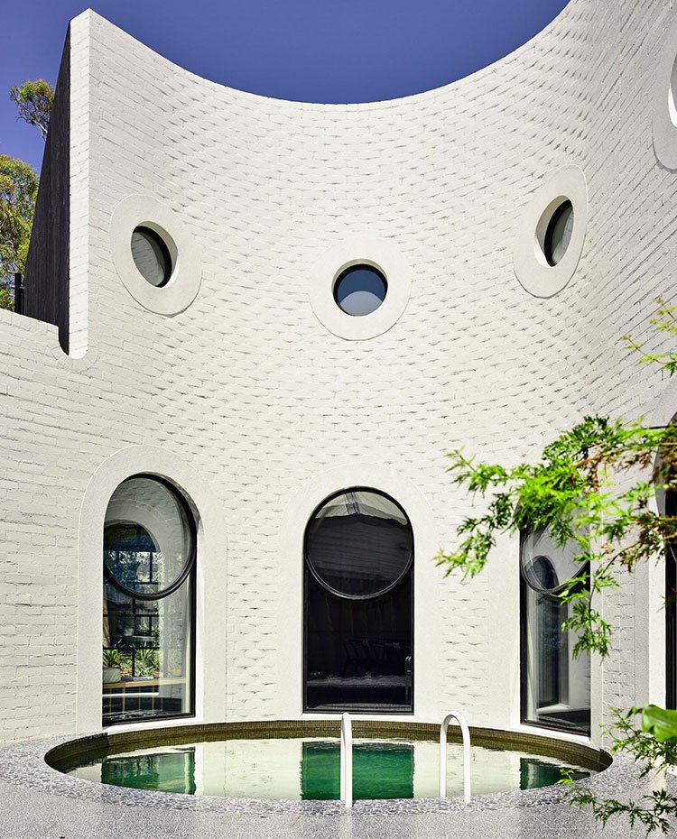 Fechada exterior curva, ventanas circulares, piscina circular en la base