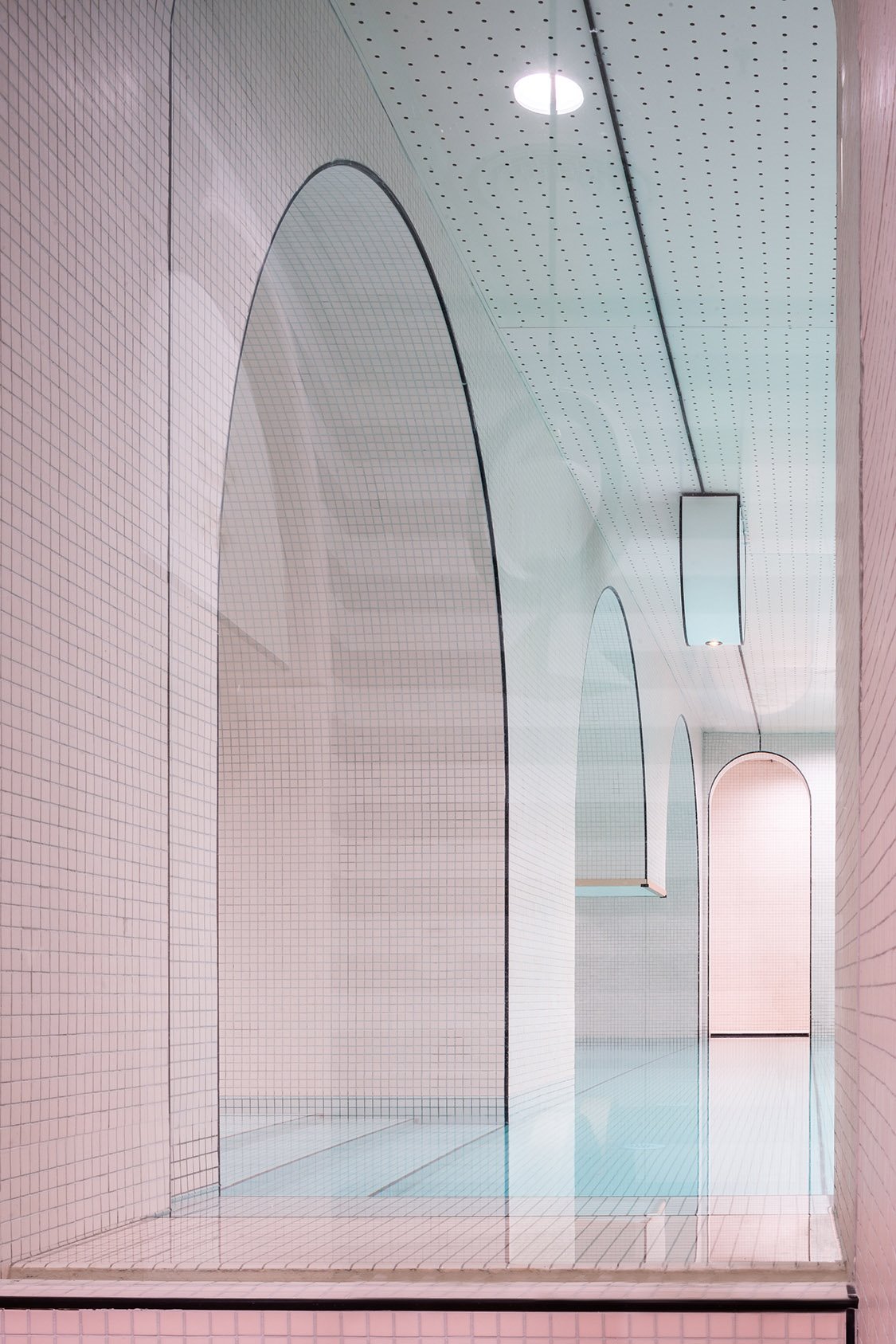 La piscina cuenta con elegantes arcos que producen un efecto degradado en colores pastel