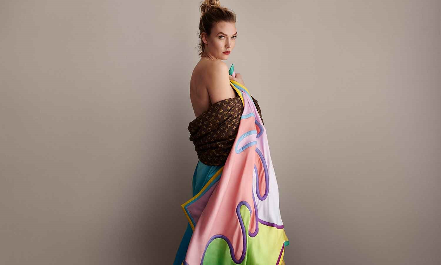 pañuelos-y-mantas-de-Louis-Vuitton-con-dibujos-de-Alex-Israel-e-imagen-de-Karlie-Kloss
