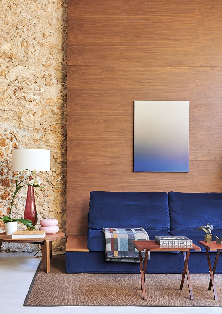 casa rardo architects salon sofa panel madera