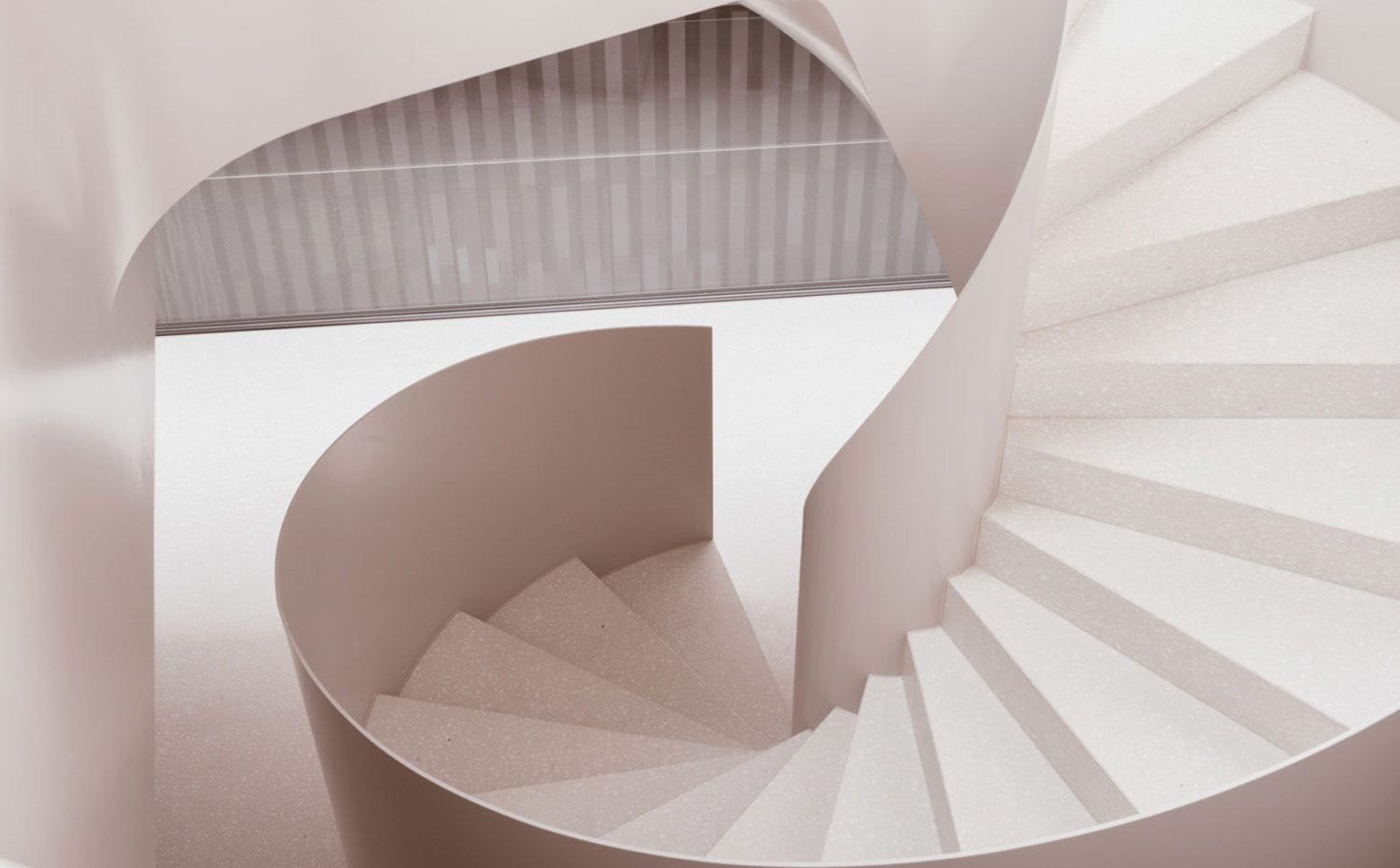 Detalle interior de las escaleras de caracol, todo en blanco