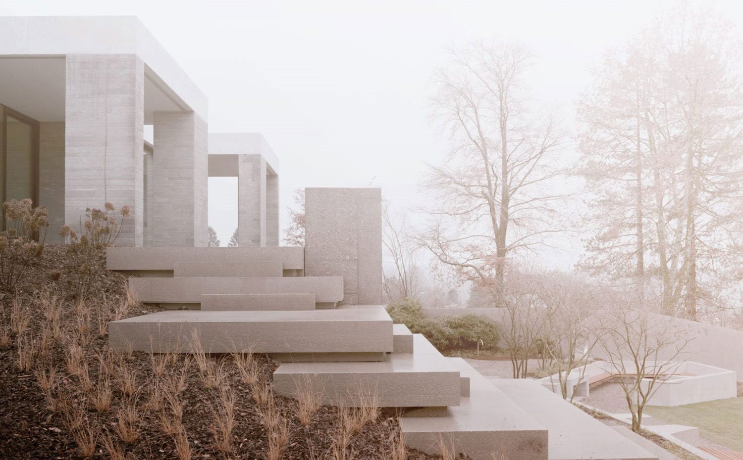 Exterior-de-vivienda-con-escalones-a-diferentes-alturas-en-medio-de-un-paisaje-con-niebla
