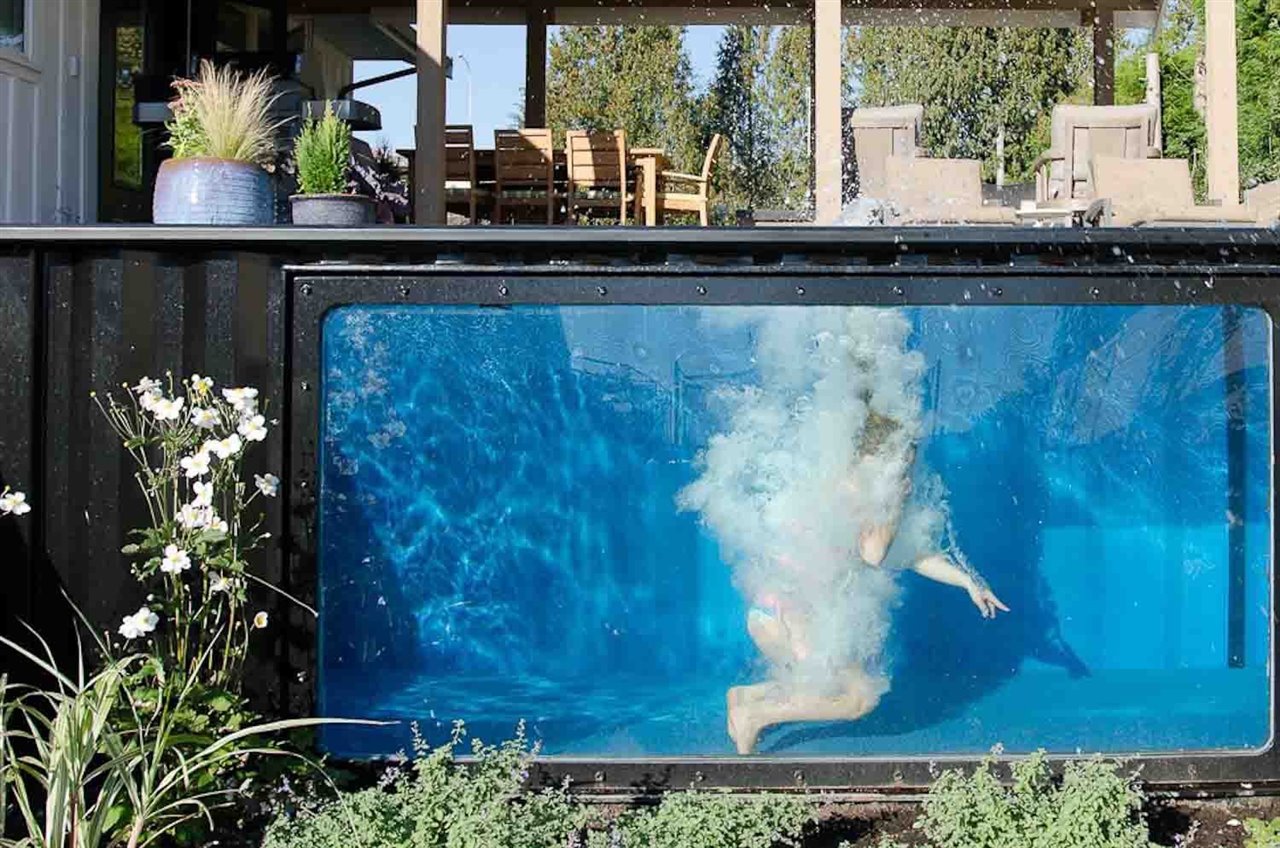 Este diseño permite la visión lateral del interior de la piscina, hecha con un contenedor industrial como también puede apreciarse desde esta vista