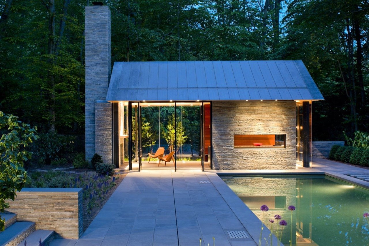 Casa con piscina iluminada por la noche
