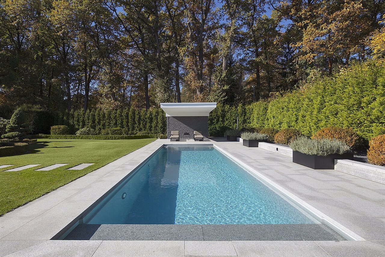 Piscina con pavimento de hormigón