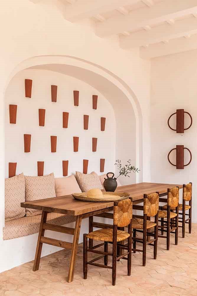 Hotel-Experimental-Menorca-mesa-con-sillas